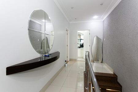 Casa à venda com 373m², 4 quartos e 3 vagas Casa à venda com 373m², 4 quartos e 3 vagasCorredor