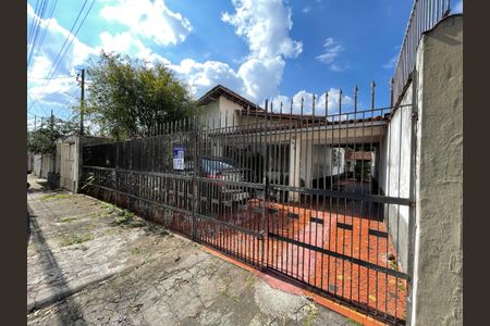 Casa à venda com 250m², 3 quartos e 3 vagas Casa à venda com 250m², 3 quartos e 3 vagasFachada