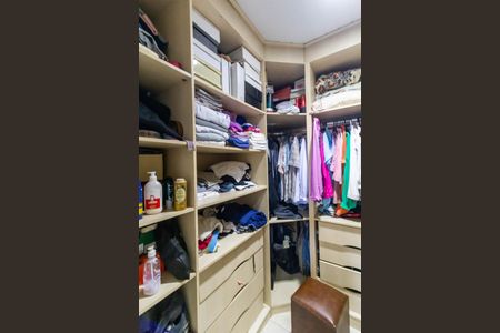 Casa à venda com 300m², 3 quartos e 2 vagas Casa à venda com 300m², 3 quartos e 2 vagasCloset da suíte 2
