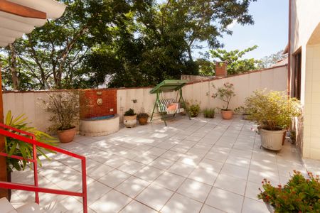 Casa de condomínio à venda com 250m², 4 quartos e 4 vagasQuintal