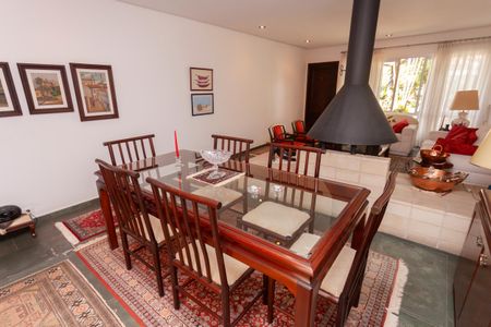 Casa de condomínio à venda com 250m², 4 quartos e 4 vagasSala