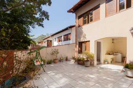 Casa de condomínio à venda com 250m², 4 quartos e 4 vagasQuintal