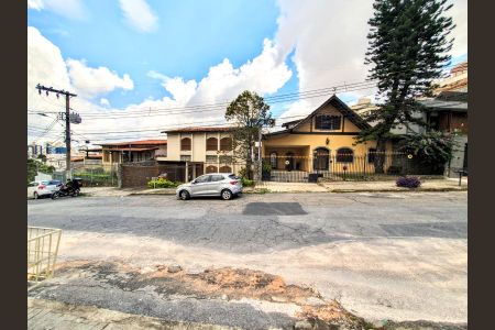 Casa à venda com 403m², 4 quartos e 2 vagas Casa à venda com 403m², 4 quartos e 2 vagasFachada