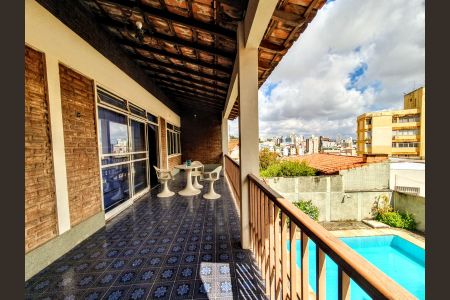 Casa à venda com 403m², 4 quartos e 2 vagas Casa à venda com 403m², 4 quartos e 2 vagasSacada