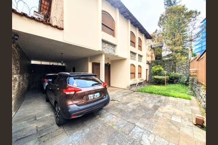 Casa à venda com 403m², 4 quartos e 2 vagas Casa à venda com 403m², 4 quartos e 2 vagasGaragem