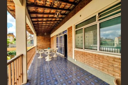 Casa à venda com 403m², 4 quartos e 2 vagas Casa à venda com 403m², 4 quartos e 2 vagasSacada