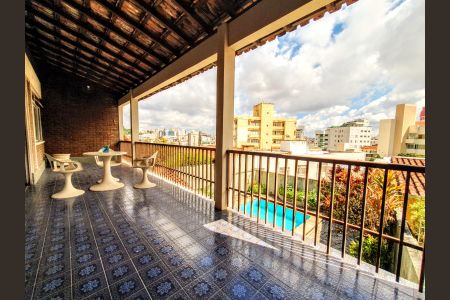 Casa à venda com 403m², 4 quartos e 2 vagas Casa à venda com 403m², 4 quartos e 2 vagasSacada