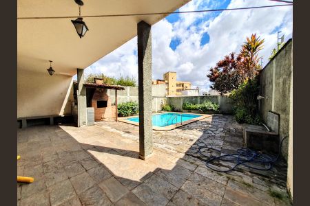 Casa à venda com 403m², 4 quartos e 2 vagas Casa à venda com 403m², 4 quartos e 2 vagasQuintal