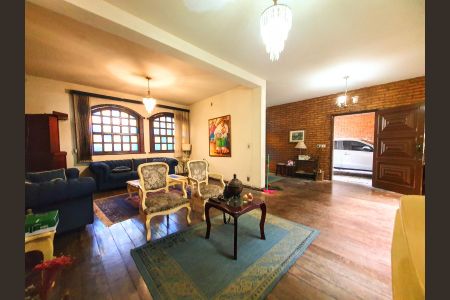 Casa à venda com 403m², 4 quartos e 2 vagas Casa à venda com 403m², 4 quartos e 2 vagasSala