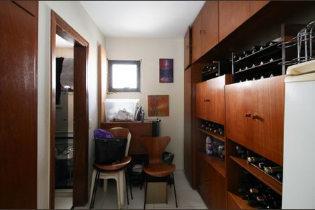 Apartamento à venda com 179m², 3 quartos e 3 vagas Apartamento à venda com 179m², 3 quartos e 3 vagasQuarto de Serviço