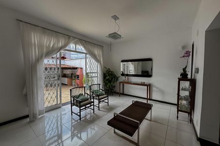 Casa à venda com 360m², 3 quartos e 3 vagas Casa à venda com 360m², 3 quartos e 3 vagasSala