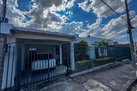 Casa à venda com 360m², 3 quartos e 3 vagas Casa à venda com 360m², 3 quartos e 3 vagasFachada