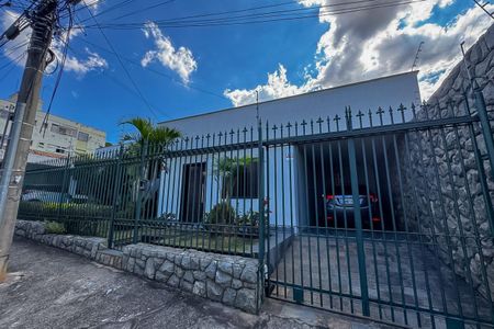 Casa à venda com 360m², 3 quartos e 3 vagas Casa à venda com 360m², 3 quartos e 3 vagasFachada