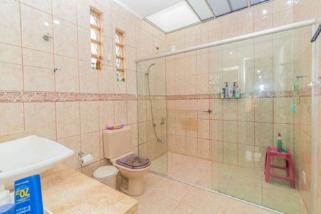 Casa à venda com 330m², 4 quartos e 2 vagas Casa à venda com 330m², 4 quartos e 2 vagasBanheiro