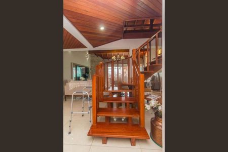 Casa à venda com 330m², 4 quartos e 2 vagas Casa à venda com 330m², 4 quartos e 2 vagasEscada
