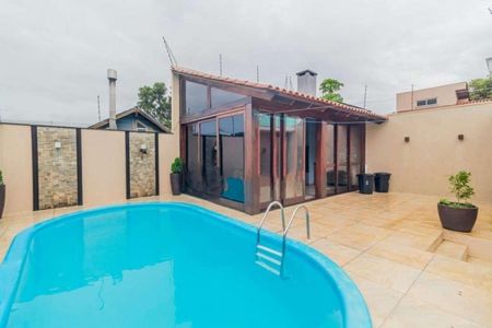 Casa à venda com 330m², 4 quartos e 2 vagas Casa à venda com 330m², 4 quartos e 2 vagasPiscina
