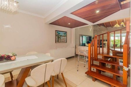Casa à venda com 330m², 4 quartos e 2 vagas Casa à venda com 330m², 4 quartos e 2 vagasSala