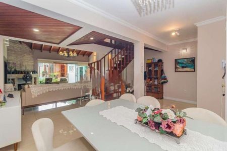 Casa à venda com 330m², 4 quartos e 2 vagas Casa à venda com 330m², 4 quartos e 2 vagasSala