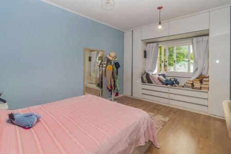 Casa à venda com 330m², 4 quartos e 2 vagas Casa à venda com 330m², 4 quartos e 2 vagasQuarto