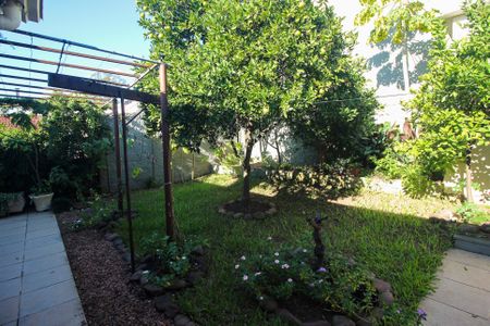 Casa à venda com 220m², 4 quartos e 2 vagas Casa à venda com 220m², 4 quartos e 2 vagasQuintal