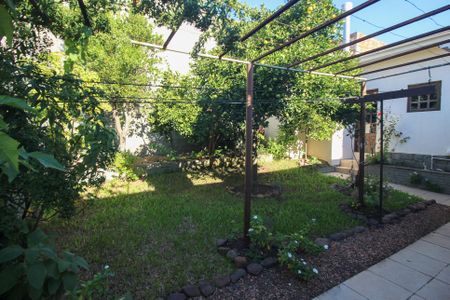 Casa à venda com 220m², 4 quartos e 2 vagas Casa à venda com 220m², 4 quartos e 2 vagasQuintal