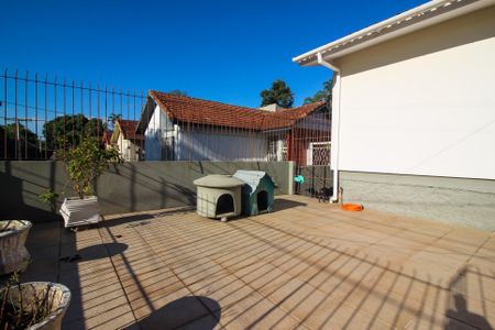 Casa à venda com 220m², 4 quartos e 2 vagas Casa à venda com 220m², 4 quartos e 2 vagasTerraço