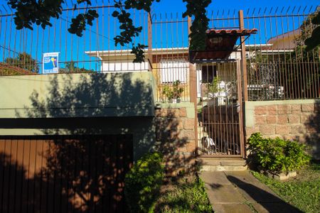 Casa à venda com 220m², 4 quartos e 2 vagas Casa à venda com 220m², 4 quartos e 2 vagasFachada