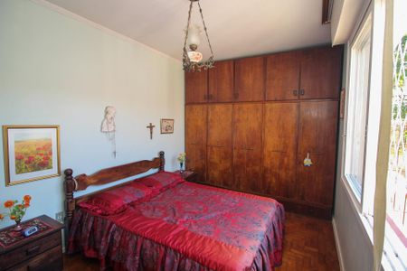 Casa à venda com 220m², 4 quartos e 2 vagas Casa à venda com 220m², 4 quartos e 2 vagasQuarto 1