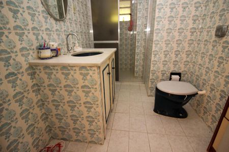 Casa à venda com 220m², 4 quartos e 2 vagas Casa à venda com 220m², 4 quartos e 2 vagasBanheiro 1