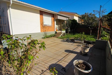 Casa à venda com 220m², 4 quartos e 2 vagas Casa à venda com 220m², 4 quartos e 2 vagasTerraço