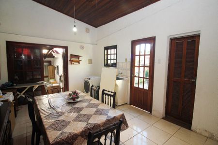 Casa à venda com 220m², 4 quartos e 2 vagas Casa à venda com 220m², 4 quartos e 2 vagasVaranda