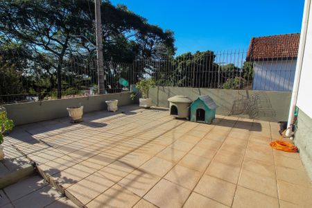 Casa à venda com 220m², 4 quartos e 2 vagas Casa à venda com 220m², 4 quartos e 2 vagasTerraço