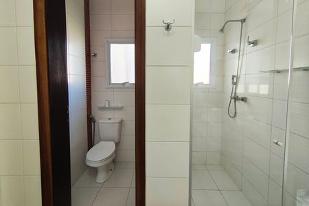 Casa de condomínio à venda com 240m², 3 quartos e 2 vagas Casa de condomínio à venda com 240m², 3 quartos e 2 vagasBanheiro Suíte