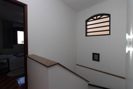 Casa à venda com 170m², 3 quartos e 3 vagas Casa à venda com 170m², 3 quartos e 3 vagasHall da Escada