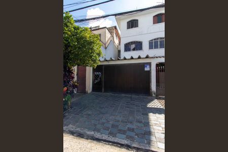 Casa à venda com 170m², 3 quartos e 3 vagas Casa à venda com 170m², 3 quartos e 3 vagasFachada