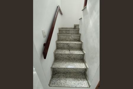 Casa à venda com 94m², 2 quartos e 2 vagas Casa à venda com 94m², 2 quartos e 2 vagasEscadas para os quartos