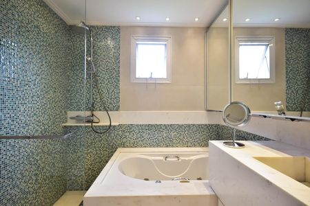 Apartamento à venda com 210m², 3 quartos e 3 vagas Apartamento à venda com 210m², 3 quartos e 3 vagasBanheiro Suíte 2