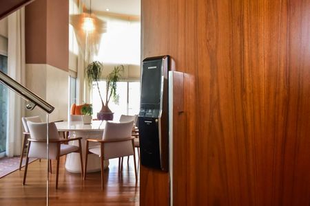 Apartamento à venda com 210m², 3 quartos e 3 vagas Apartamento à venda com 210m², 3 quartos e 3 vagasFechadura Eletrônica