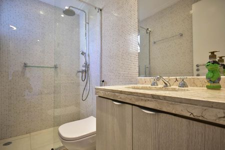 Apartamento à venda com 210m², 3 quartos e 3 vagas Apartamento à venda com 210m², 3 quartos e 3 vagasBanheiro Suíte 1