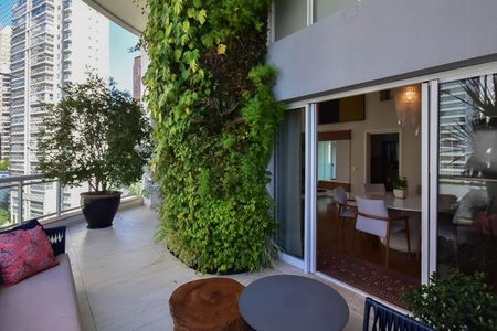 Apartamento à venda com 210m², 3 quartos e 3 vagas Apartamento à venda com 210m², 3 quartos e 3 vagasVaranda 2