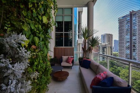 Apartamento à venda com 210m², 3 quartos e 3 vagas Apartamento à venda com 210m², 3 quartos e 3 vagasVaranda 2