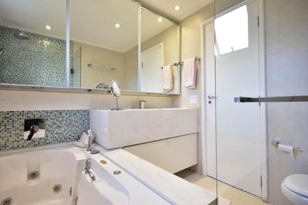 Apartamento à venda com 210m², 3 quartos e 3 vagas Apartamento à venda com 210m², 3 quartos e 3 vagasBanheiro Suíte 2