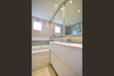 Apartamento à venda com 210m², 3 quartos e 3 vagas Apartamento à venda com 210m², 3 quartos e 3 vagasBanheiro Suíte 2