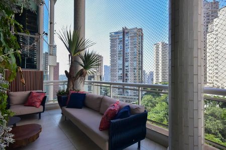 Apartamento à venda com 210m², 3 quartos e 3 vagas Apartamento à venda com 210m², 3 quartos e 3 vagasVaranda 2