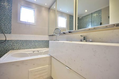 Apartamento à venda com 210m², 3 quartos e 3 vagas Apartamento à venda com 210m², 3 quartos e 3 vagasBanheiro Suíte 2