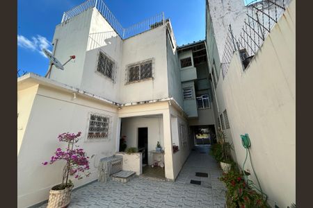 Casa à venda com 320m², 6 quartos e 3 vagasFundos