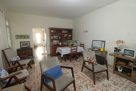 Casa à venda com 320m², 6 quartos e 3 vagasSala