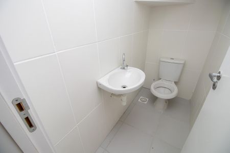 Casa de condomínio à venda com 60m², 2 quartos e 1 vaga Casa de condomínio à venda com 60m², 2 quartos e 1 vagaBanheiro social 2