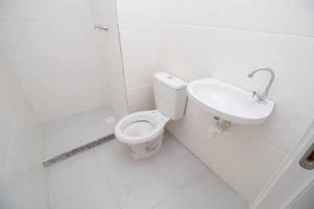 Casa de condomínio à venda com 60m², 2 quartos e 1 vaga Casa de condomínio à venda com 60m², 2 quartos e 1 vagaBanheiro social