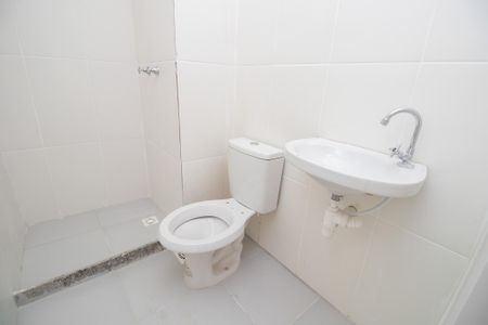 Casa de condomínio à venda com 60m², 2 quartos e 1 vaga Casa de condomínio à venda com 60m², 2 quartos e 1 vagaBanheiro social
